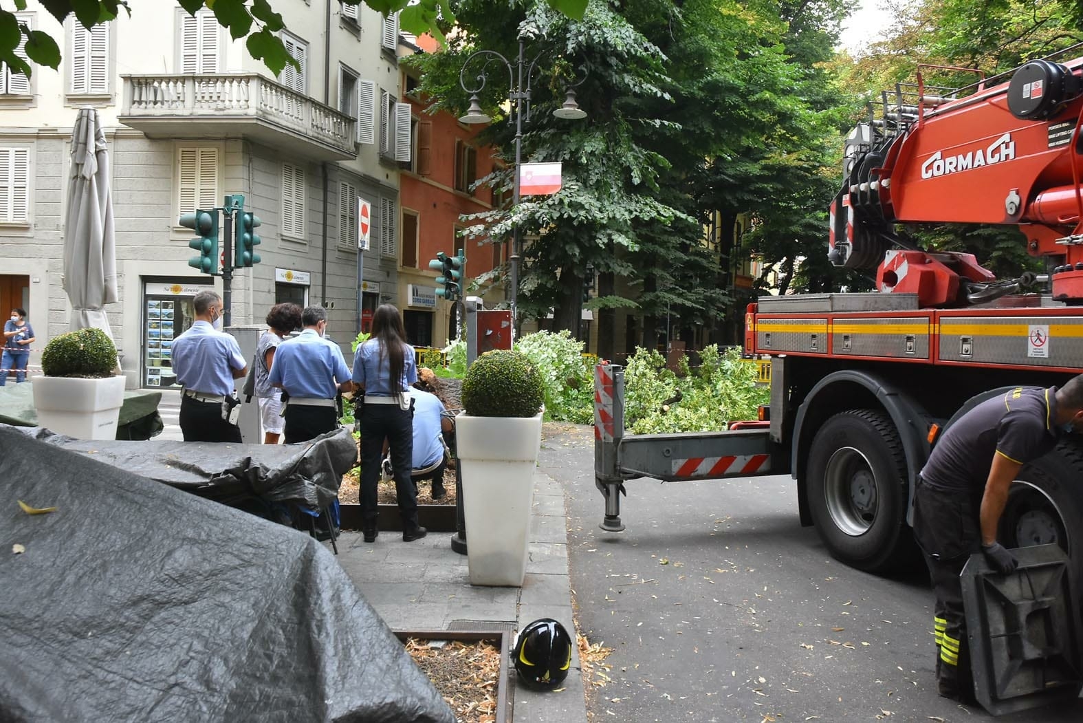 vigili del fuoco albero corso garibaldi reggio emilia polizia locale (8)