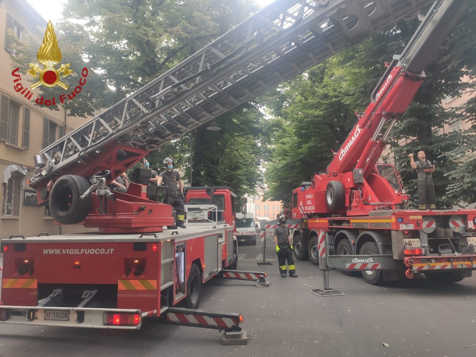 vigili del fuoco albero corso garibaldi reggio emilia polizia locale (9)