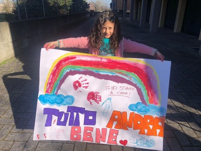 Una bimba con il suo disegno 89457393_2435110260113686_1217991650710650880_n