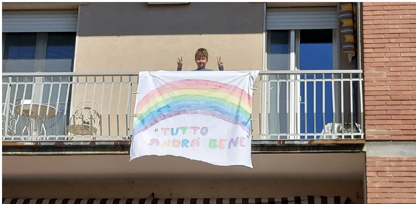 Un bimbo con il suo lenzuolo appeso al balcone WhatsApp Image 2020-03-11 at 14.27.38