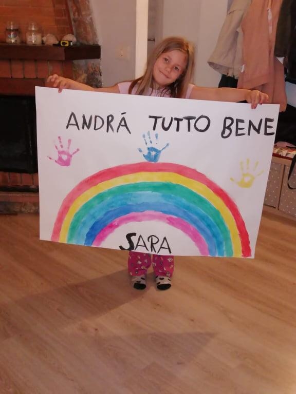 Una bimba con il suo disegno WhatsApp Image 2020-03-12 at 17.55.26