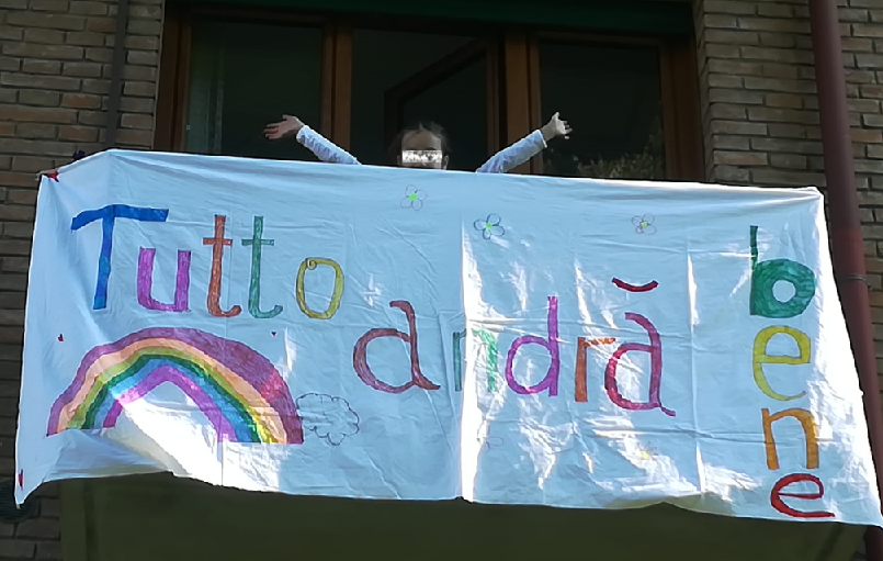 Una bimba con il suo lenzuolo appeso al balcone arcobaleno bimbi