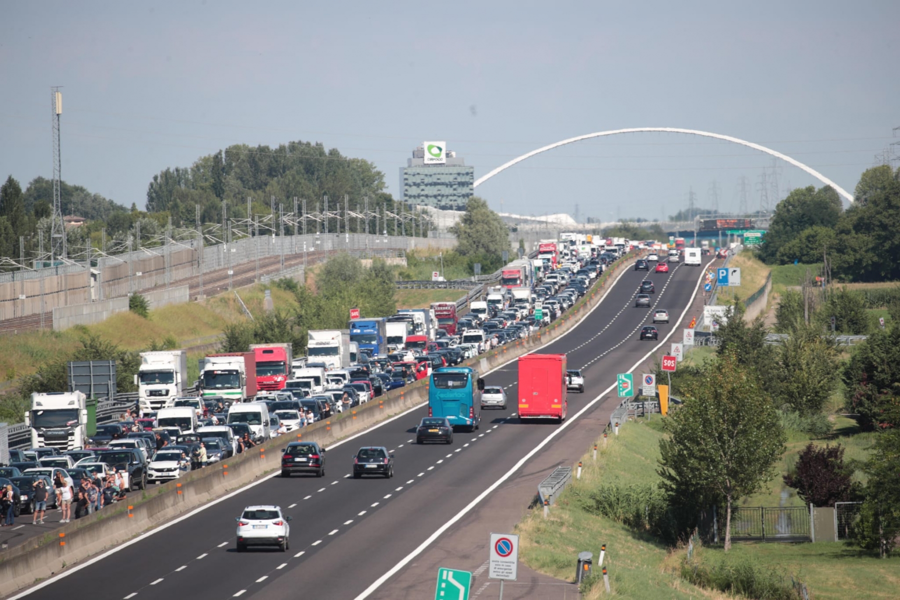 auto ribaltata incidente autostrad A1 reggio roncocesi 4 7 (2)