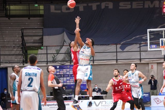 Cantù-Unahotels palla a 2