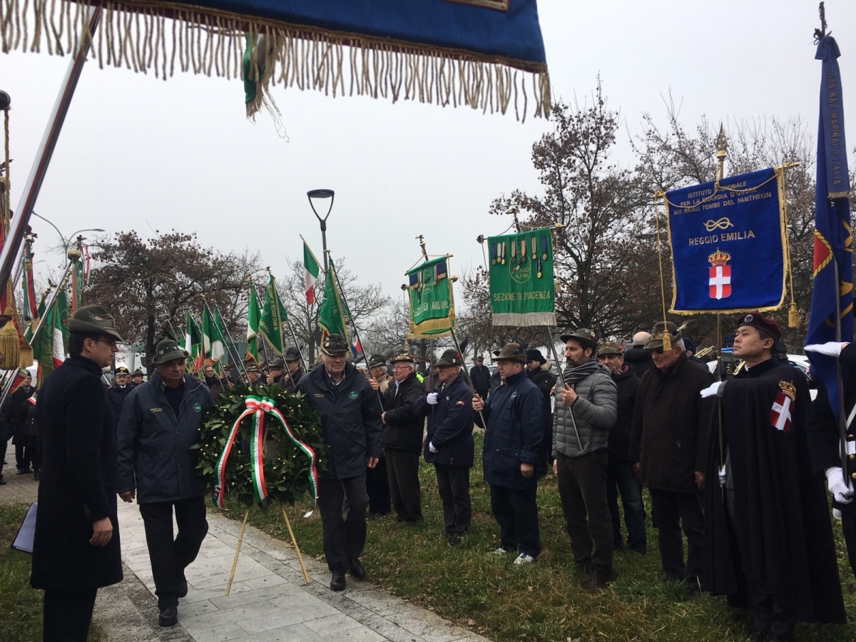 commemoraz generale reverberi, deposiz fiori dav al monumento