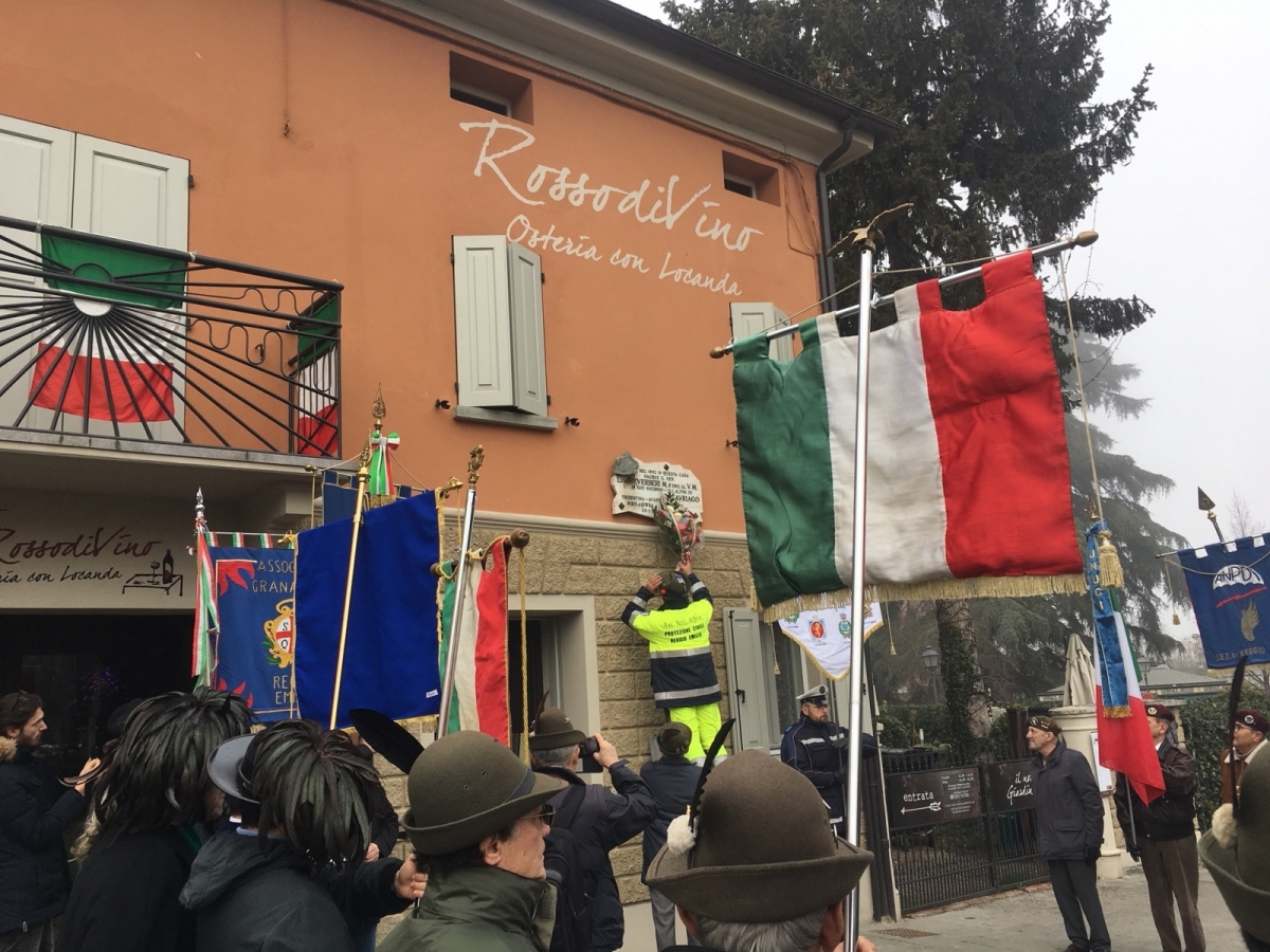 la deposiz dei fiori davanti alla casa natale