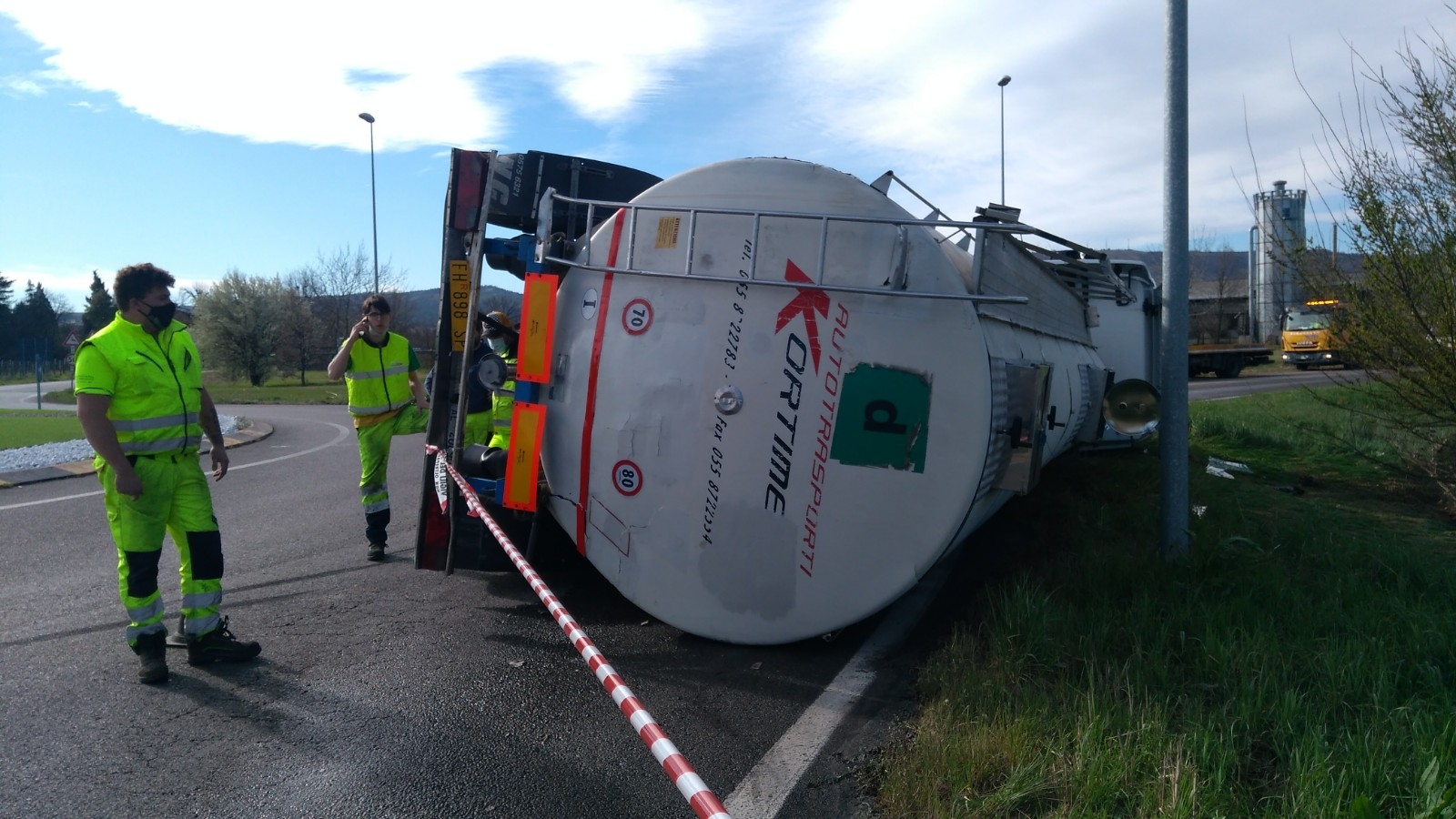 cisterna ribaltata chiozza scandiano incidente stradale camion (2)