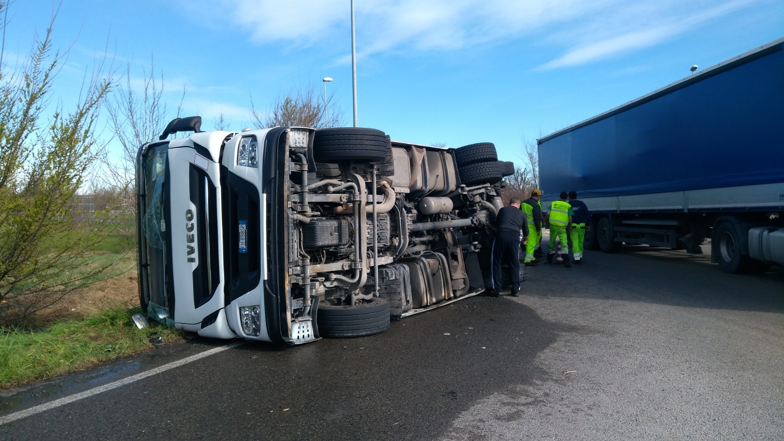 cisterna ribaltata chiozza scandiano incidente stradale camion (3)