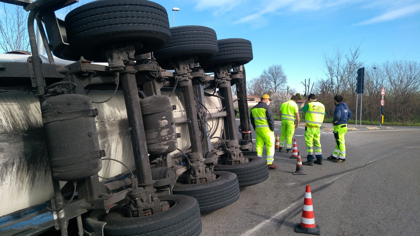 cisterna ribaltata chiozza scandiano incidente stradale camion (4)
