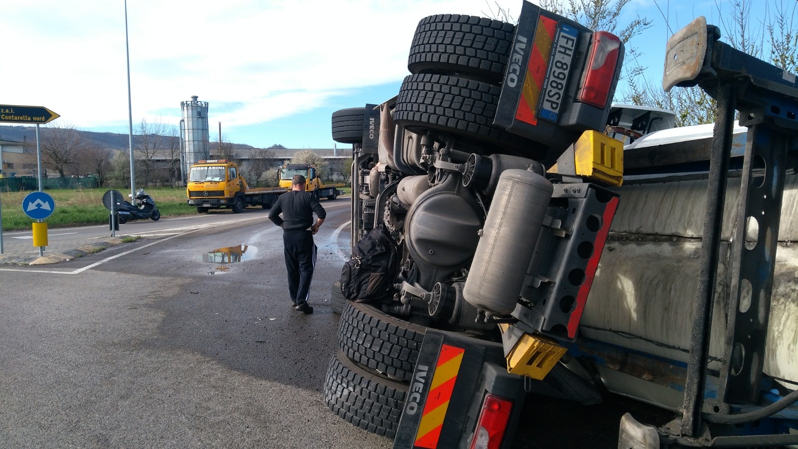 cisterna ribaltata chiozza scandiano incidente stradale camion (5)