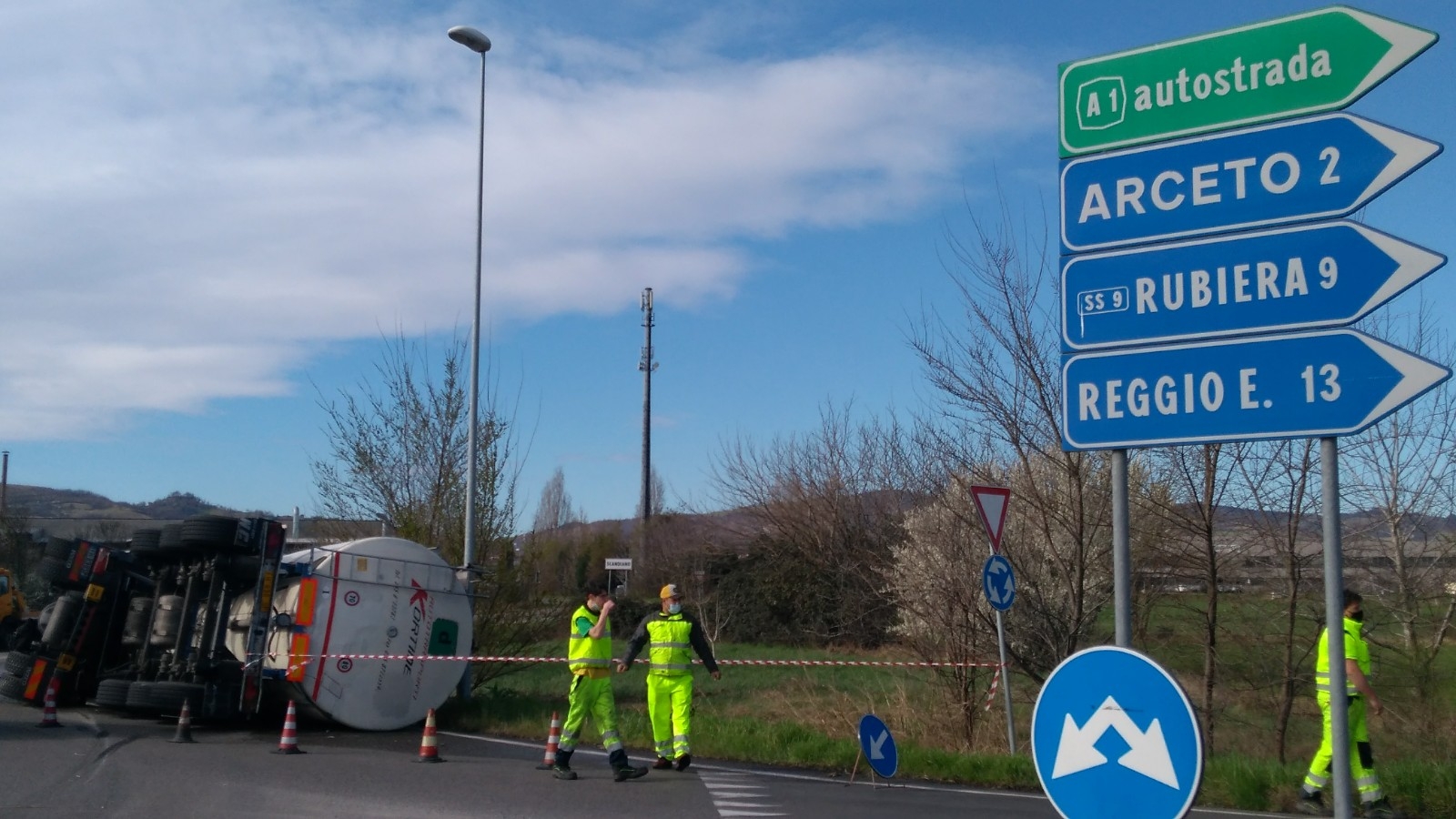 cisterna ribaltata chiozza scandiano incidente stradale camion (8)