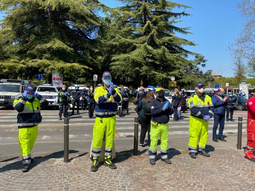 protezione civile flash mob 9 4 2020 ospedale coroanvirus reggio emilia (4)