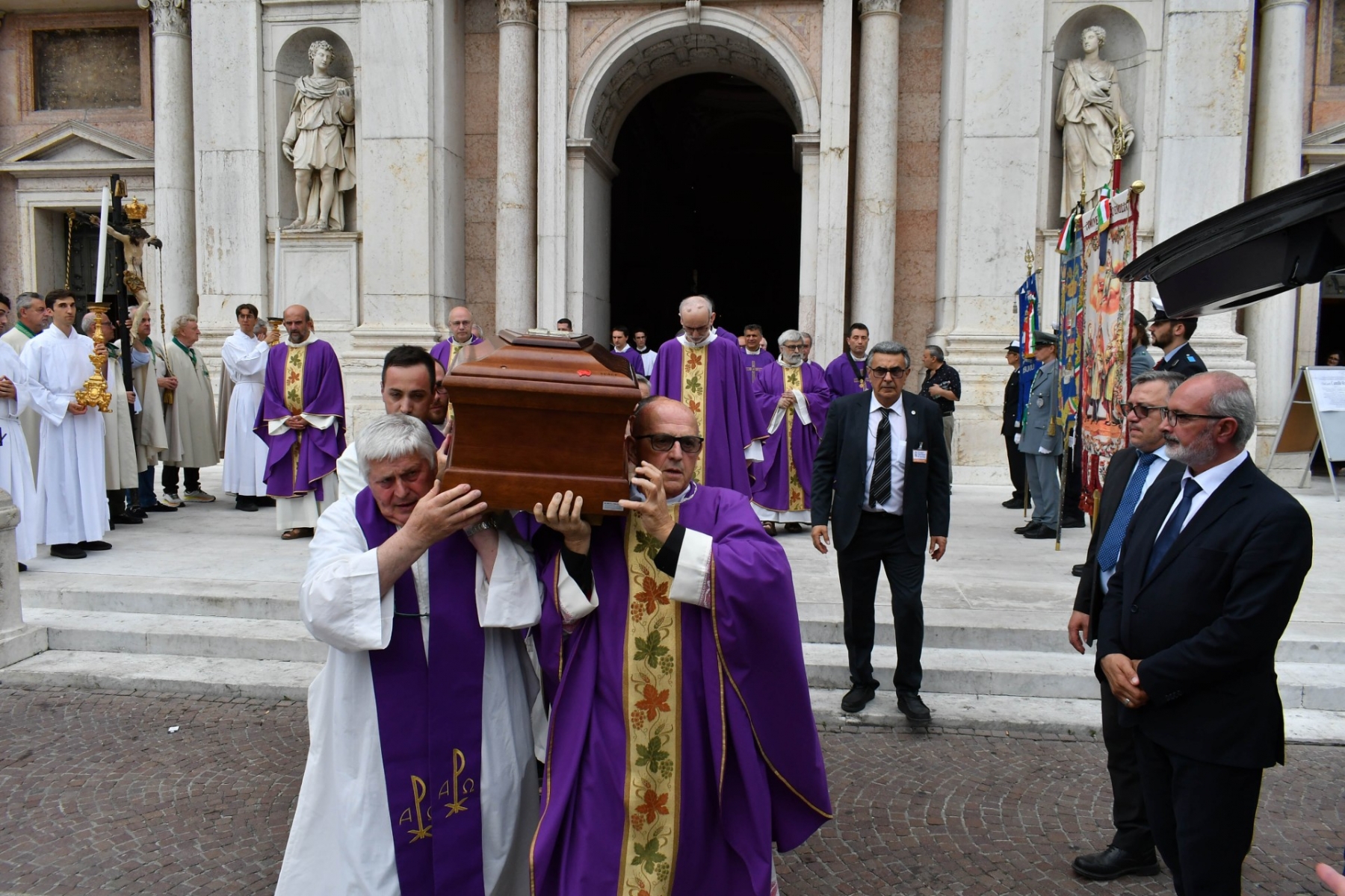 uscita bara camillo ruini funerale reggio (1)