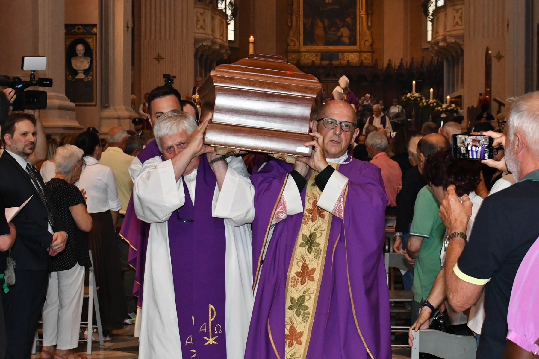 uscita bara camillo ruini funerale reggio (2)