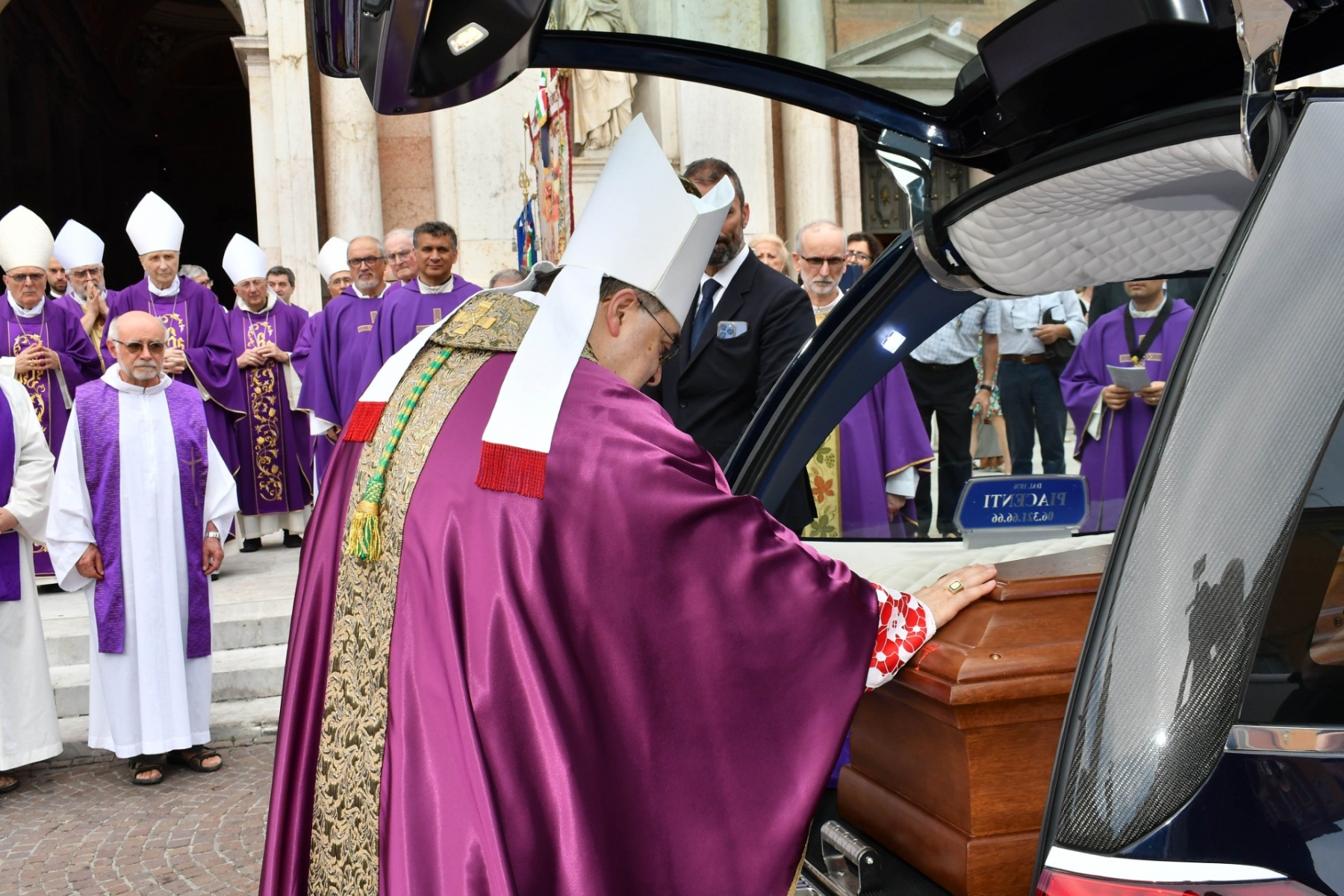 uscita bara camillo ruini funerale reggio (3)