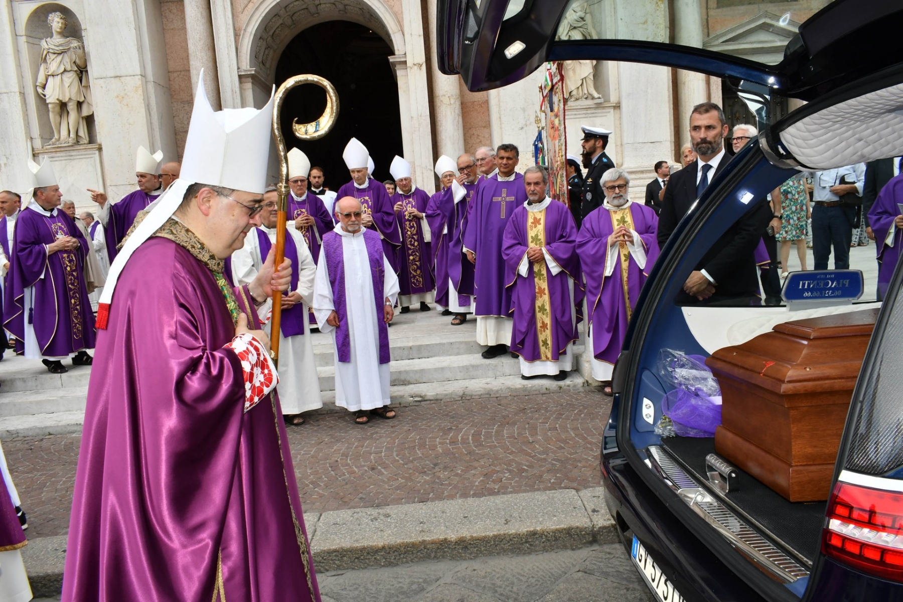 uscita bara camillo ruini funerale reggio (4)