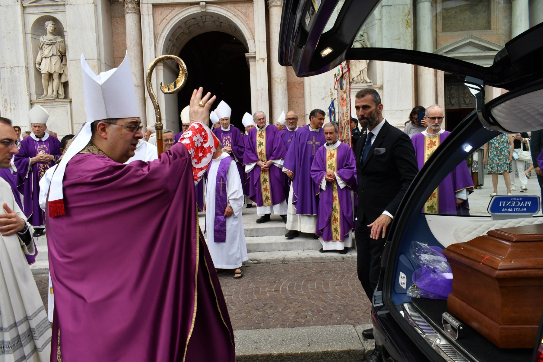 uscita bara camillo ruini funerale reggio (5)