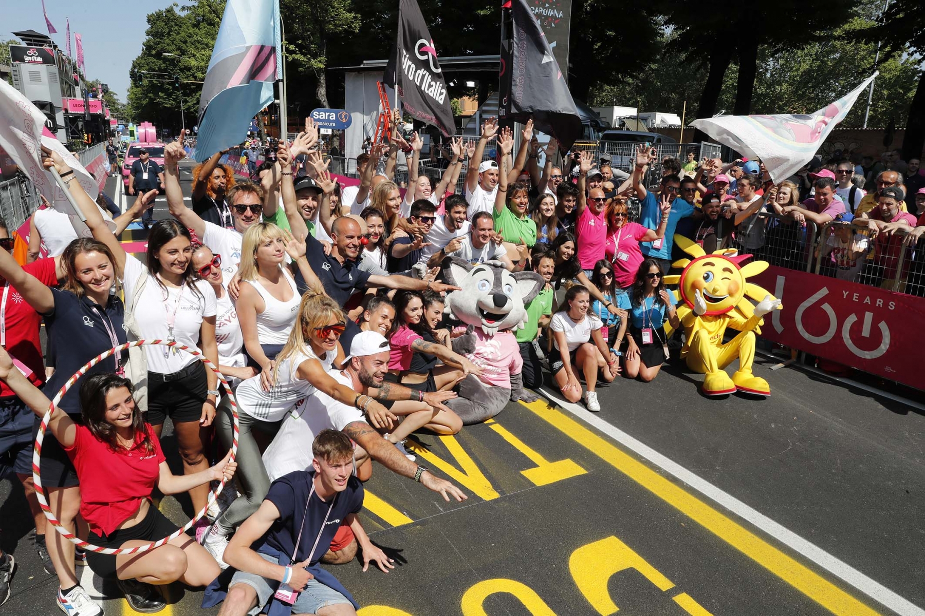 giro d'italia gente festa colore tifosi reggio emilia 18 5 2022 (12)