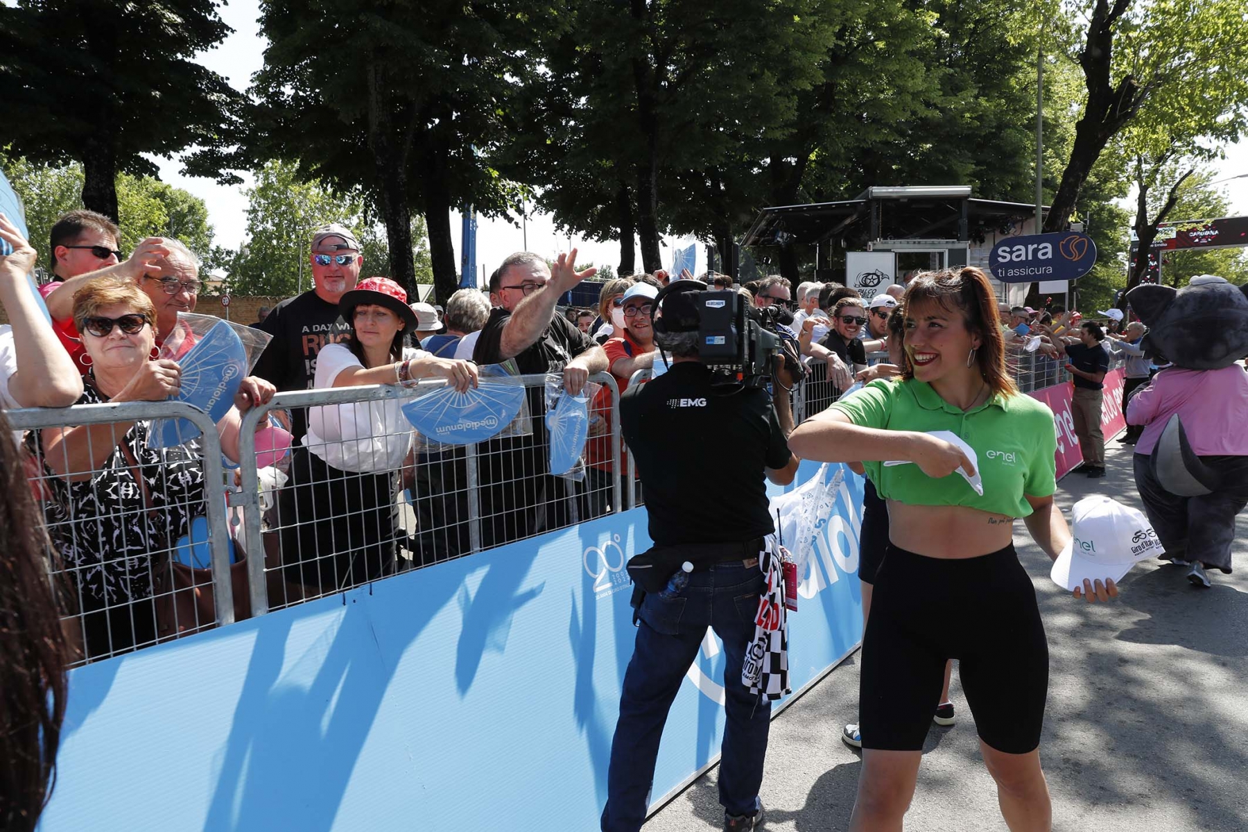 giro d'italia gente festa colore tifosi reggio emilia 18 5 2022 (2)