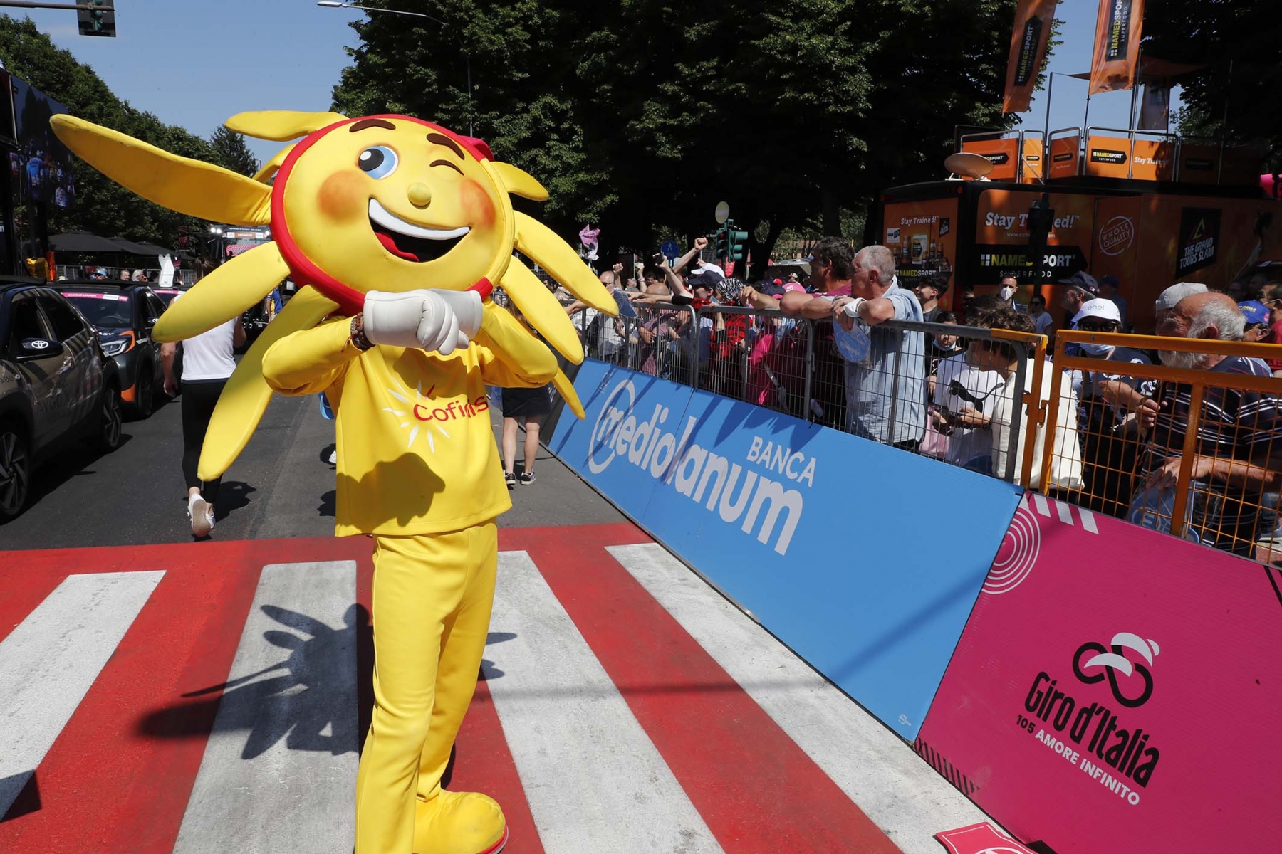 giro d'italia gente festa colore tifosi reggio emilia 18 5 2022 (4)