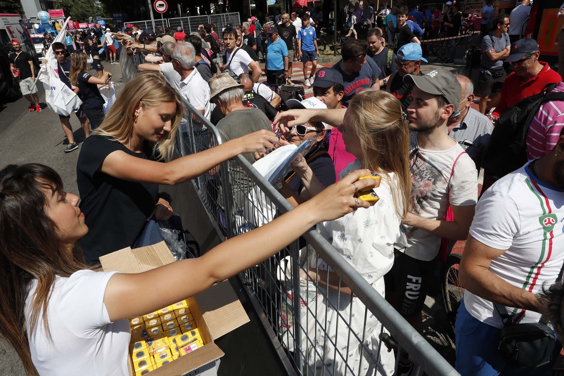 giro d'italia gente festa colore tifosi reggio emilia 18 5 2022 (5)