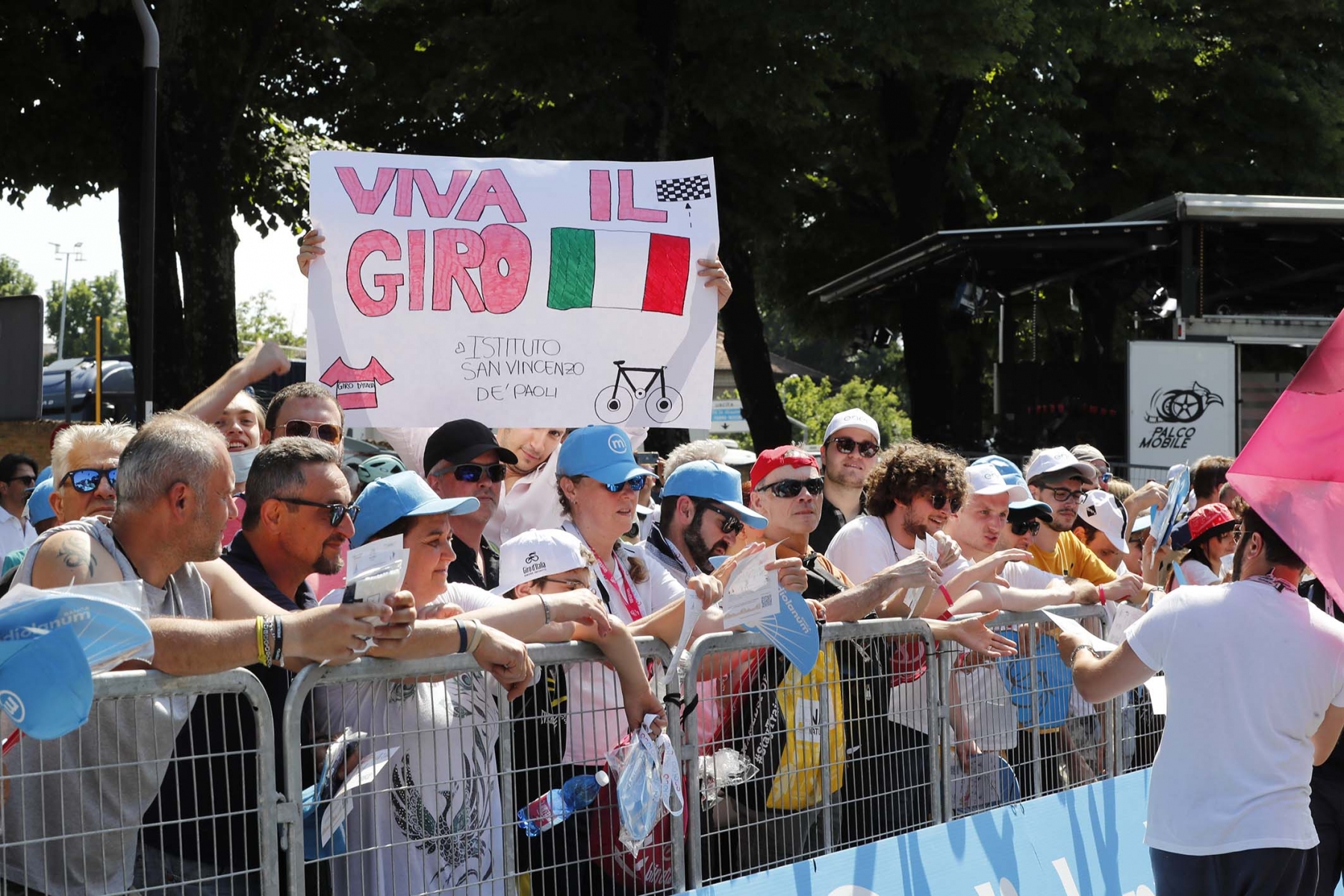 giro d'italia gente festa colore tifosi reggio emilia 18 5 2022 (6)