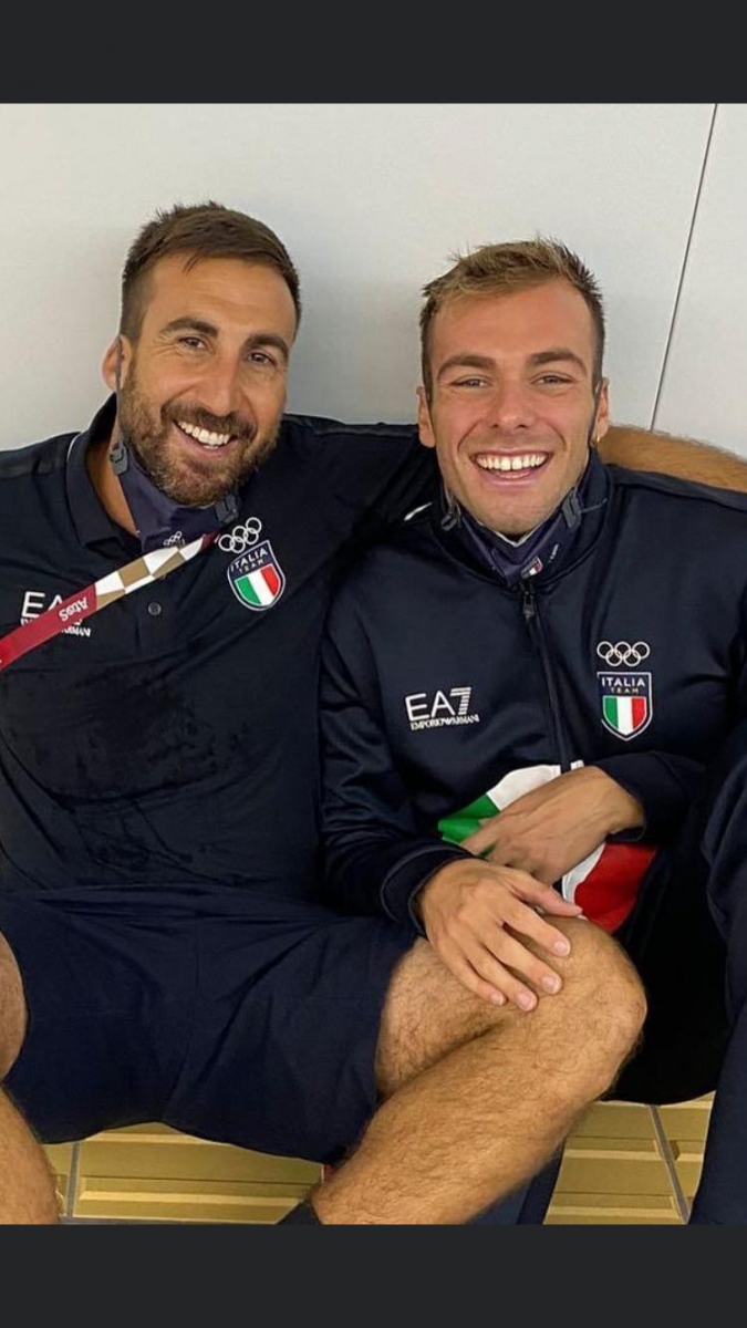 Greg sorridente dopo la vittoria