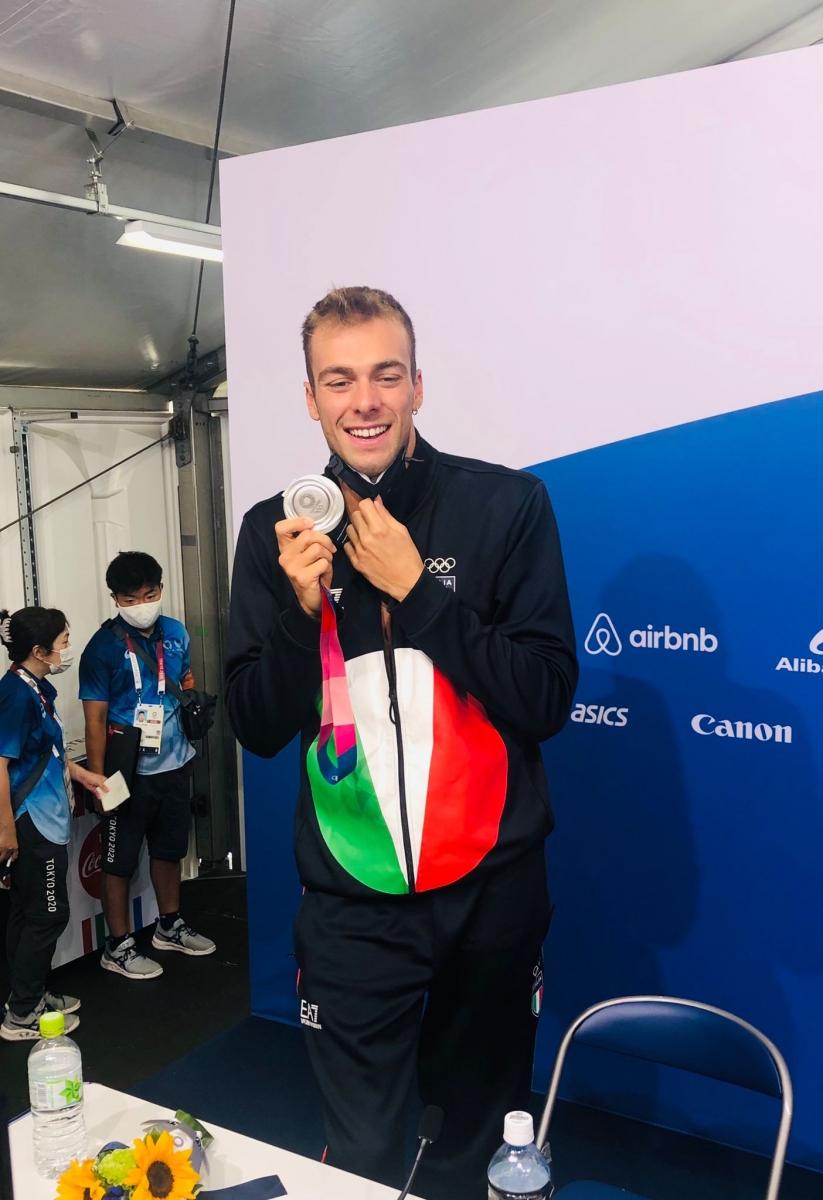 Paltrinieri sorridente con la medaglia