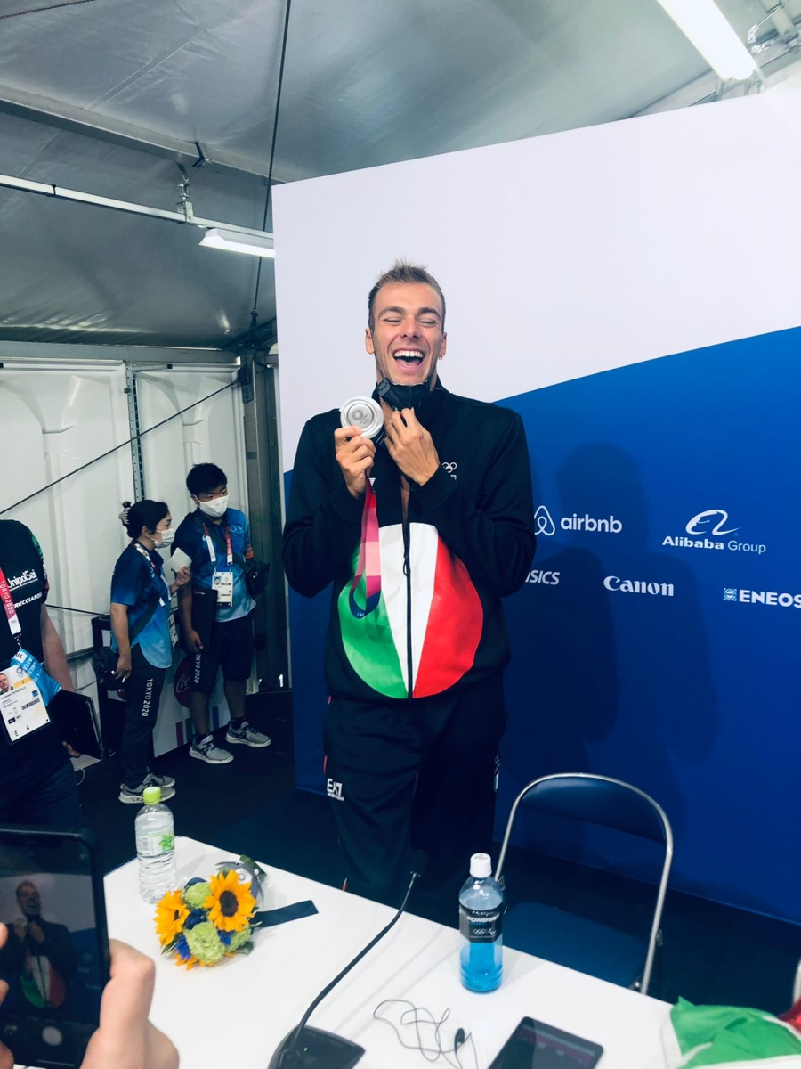 Paltrinieri sorridente con la medaglia