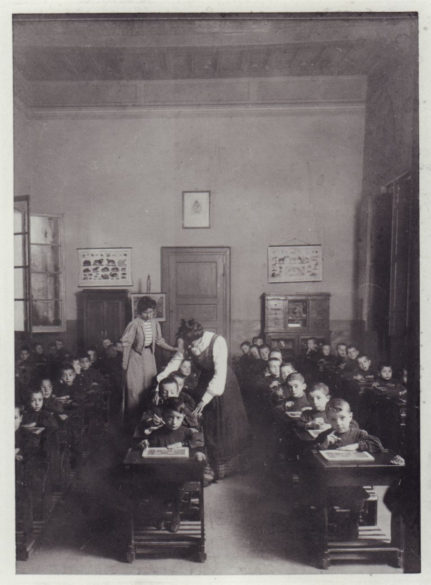 i come imbuto_Giuseppe Fantuzzi_Una classe della scuola materna Pietro Manodori disegna sulla lavagnetta quadrettata_1906