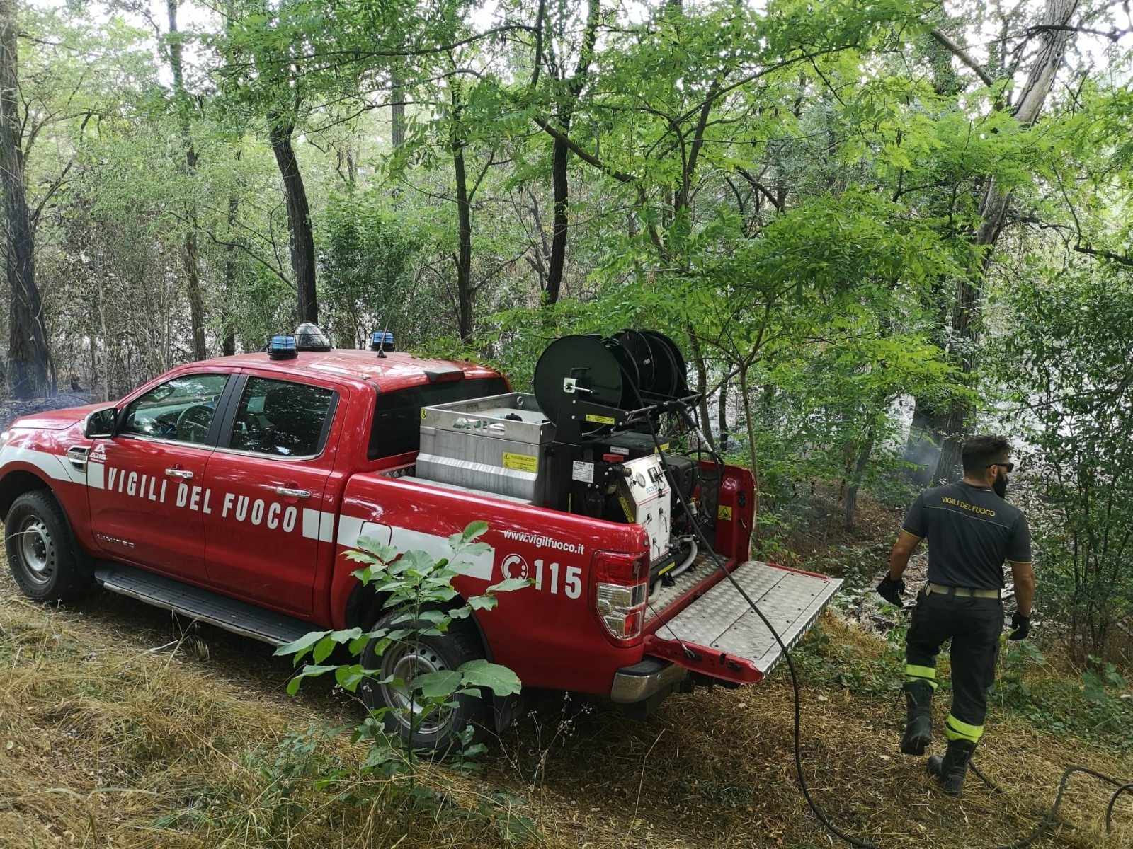 incendio sterpaglie santilario carabinieri forestali vigili del fuoco (2)