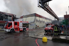 Grosso incendio a Reggio: brucia lo stabilimento Inalca. FOTO & VIDEO ...