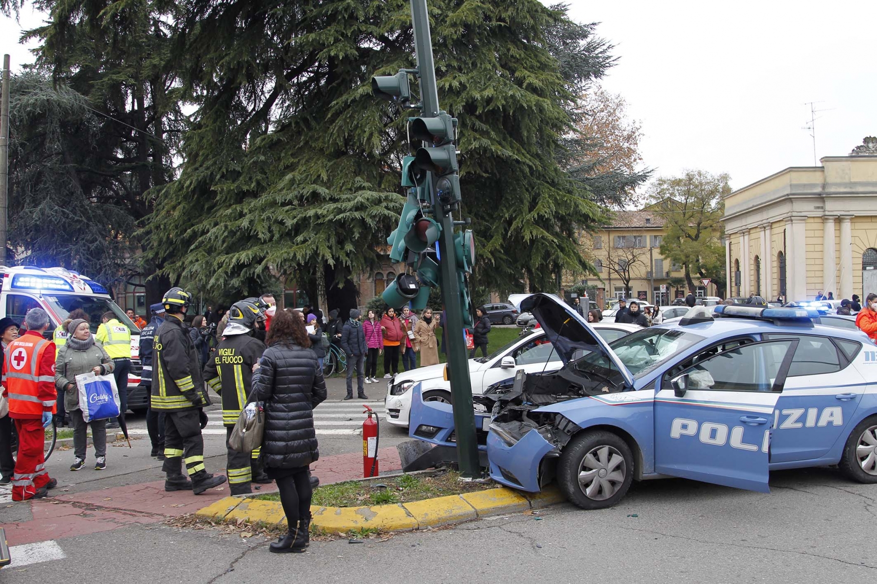 polizia incidente piazza tricolore reggio emilia 2 12 2022 (5)