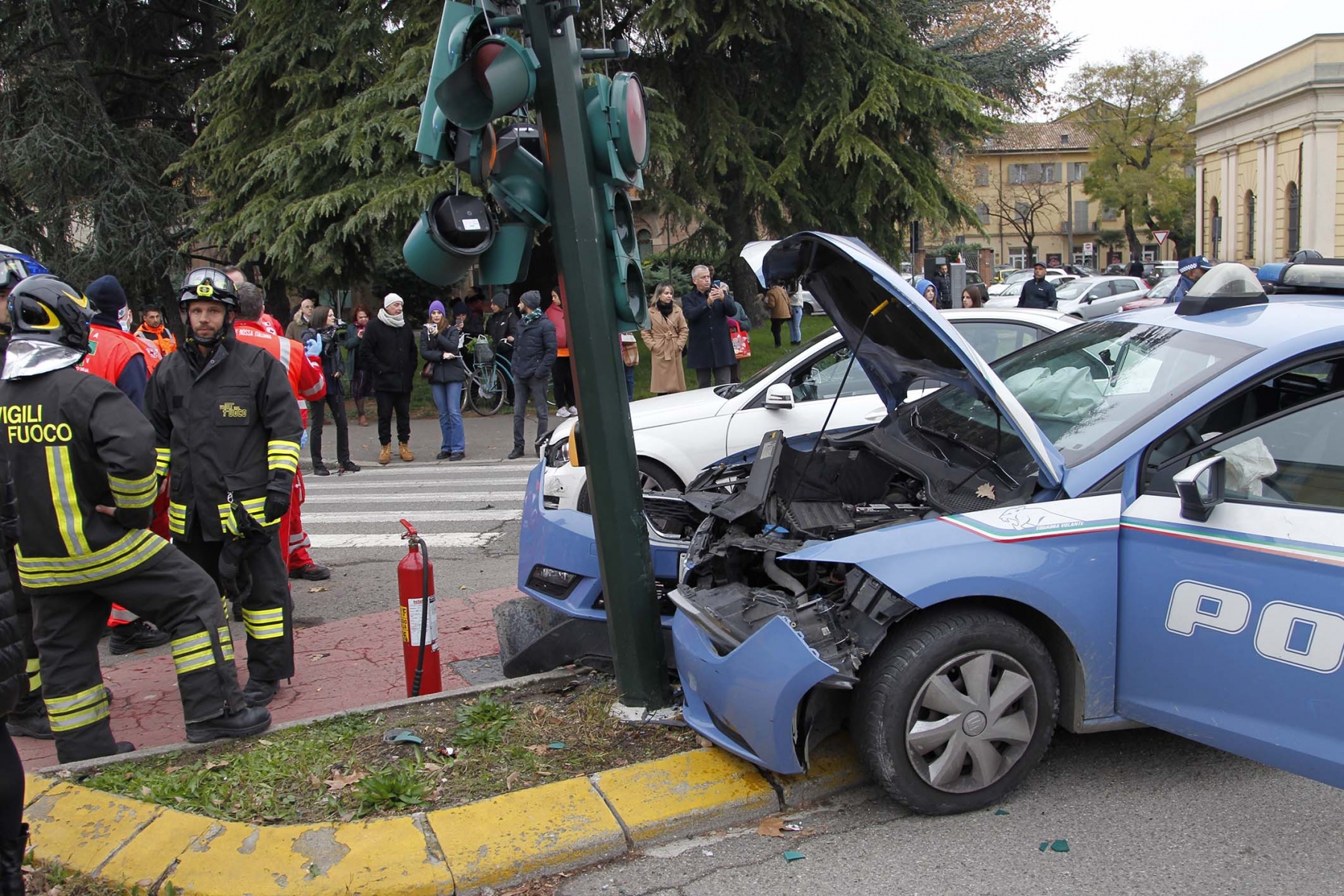 polizia incidente piazza tricolore reggio emilia 2 12 2022 (6)