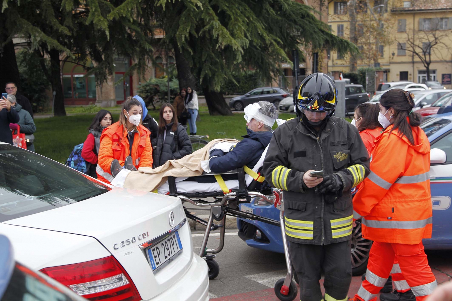 polizia incidente piazza tricolore reggio emilia 2 12 2022 (7)