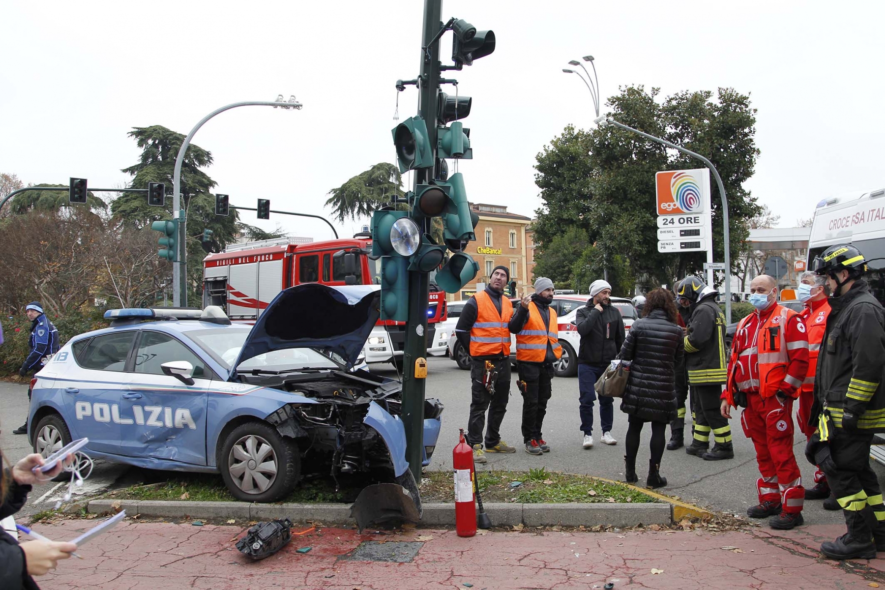 polizia incidente piazza tricolore reggio emilia 2 12 2022 (8)