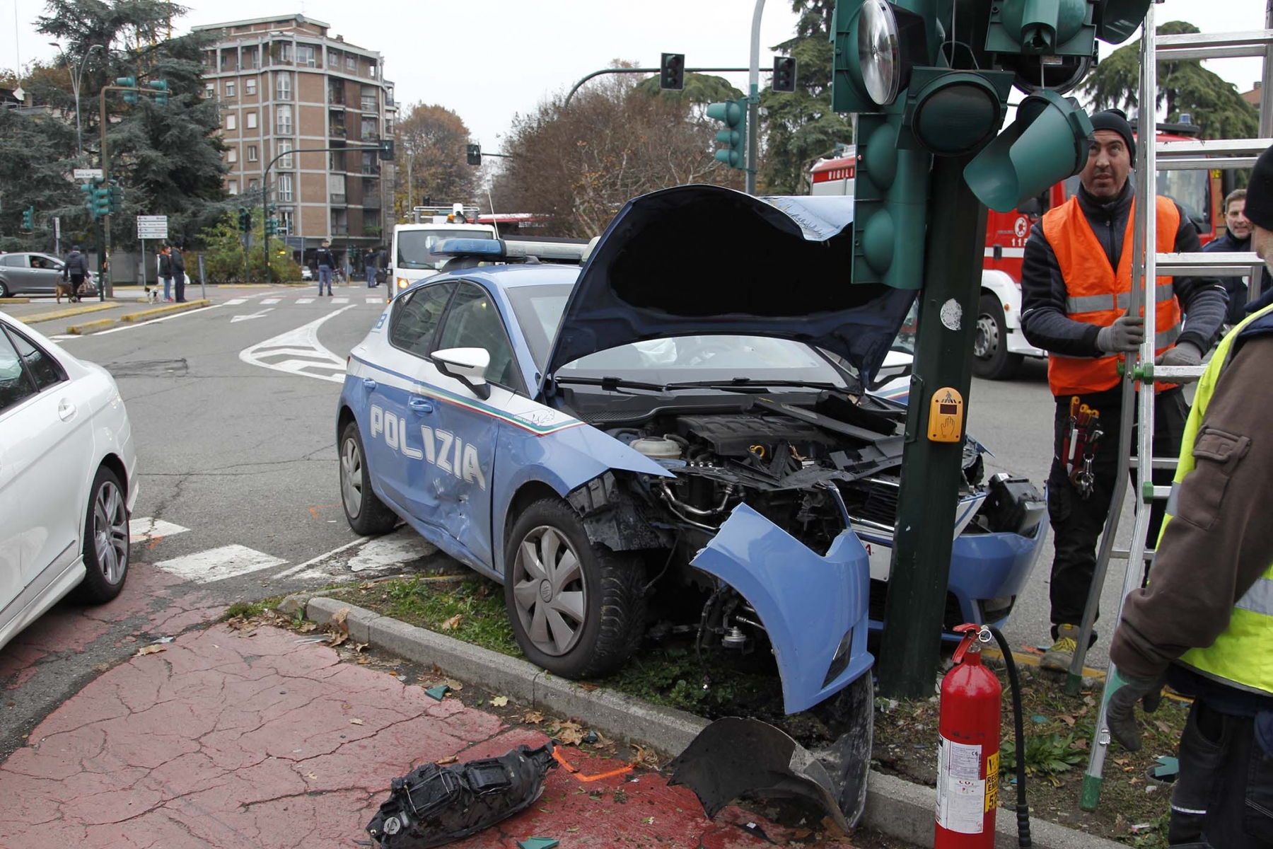 polizia incidente piazza tricolore reggio emilia 2 12 2022 (9)