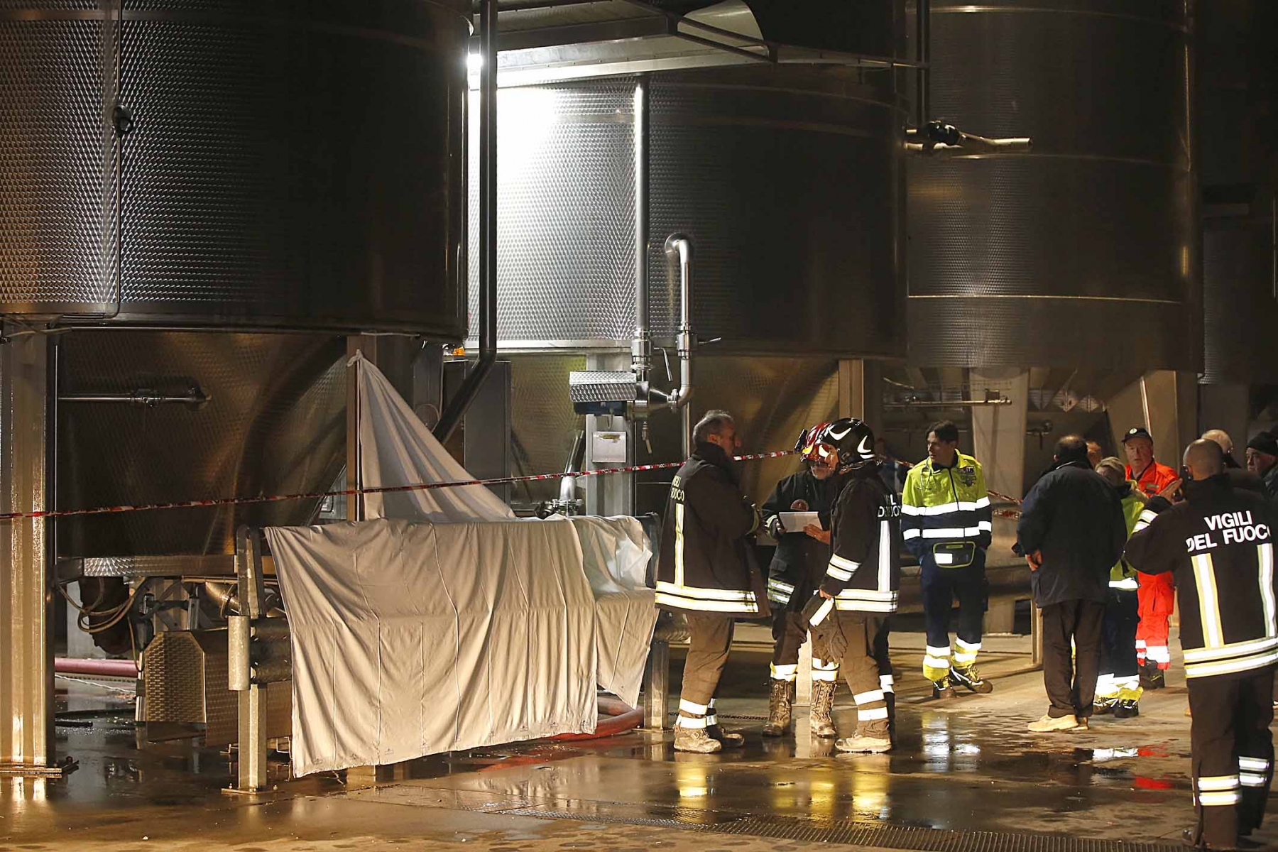 morto massenzatico reggio emilia cisterna cantina sandro santini 16 1 (1)