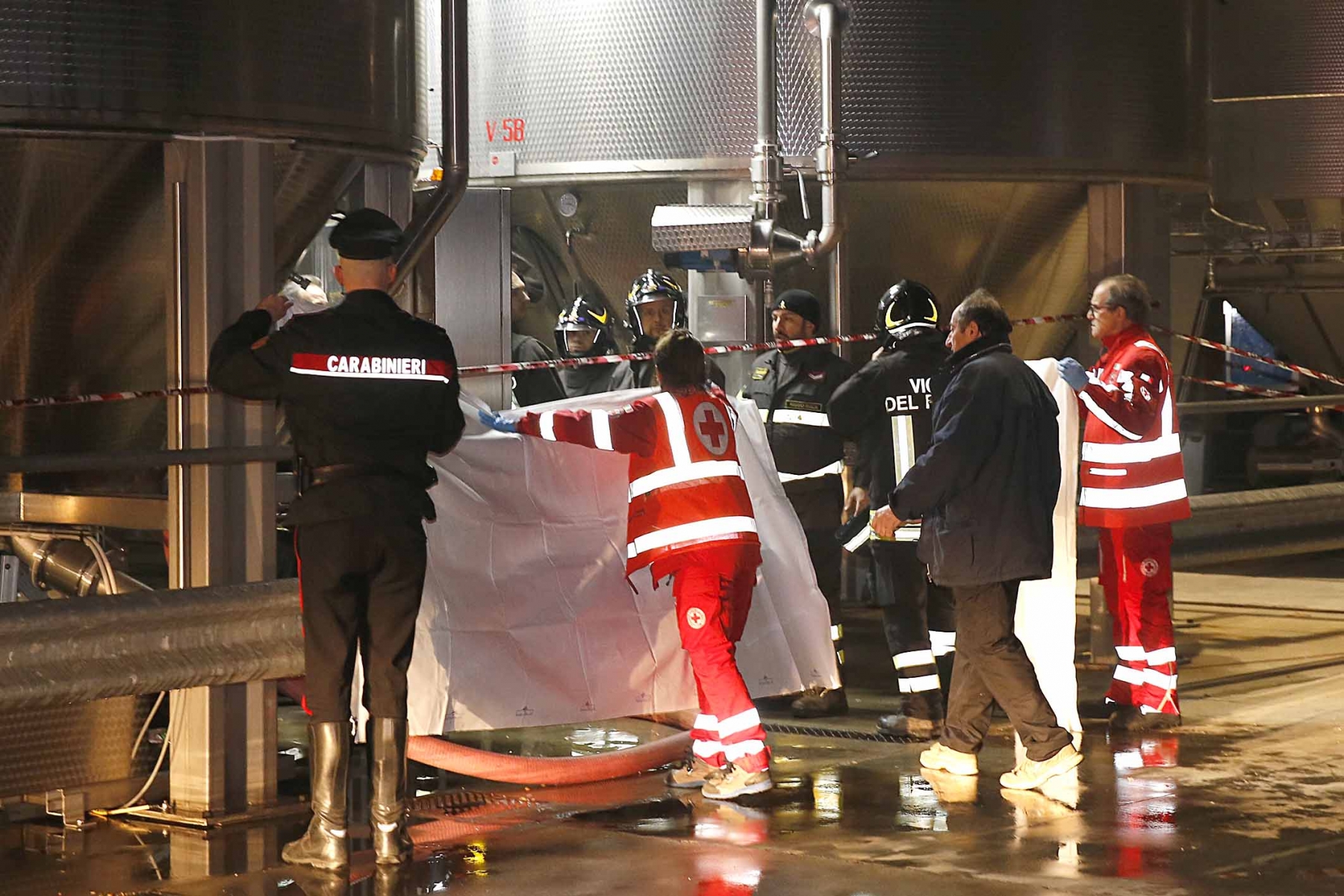 morto massenzatico reggio emilia cisterna cantina sandro santini 16 1 (3)