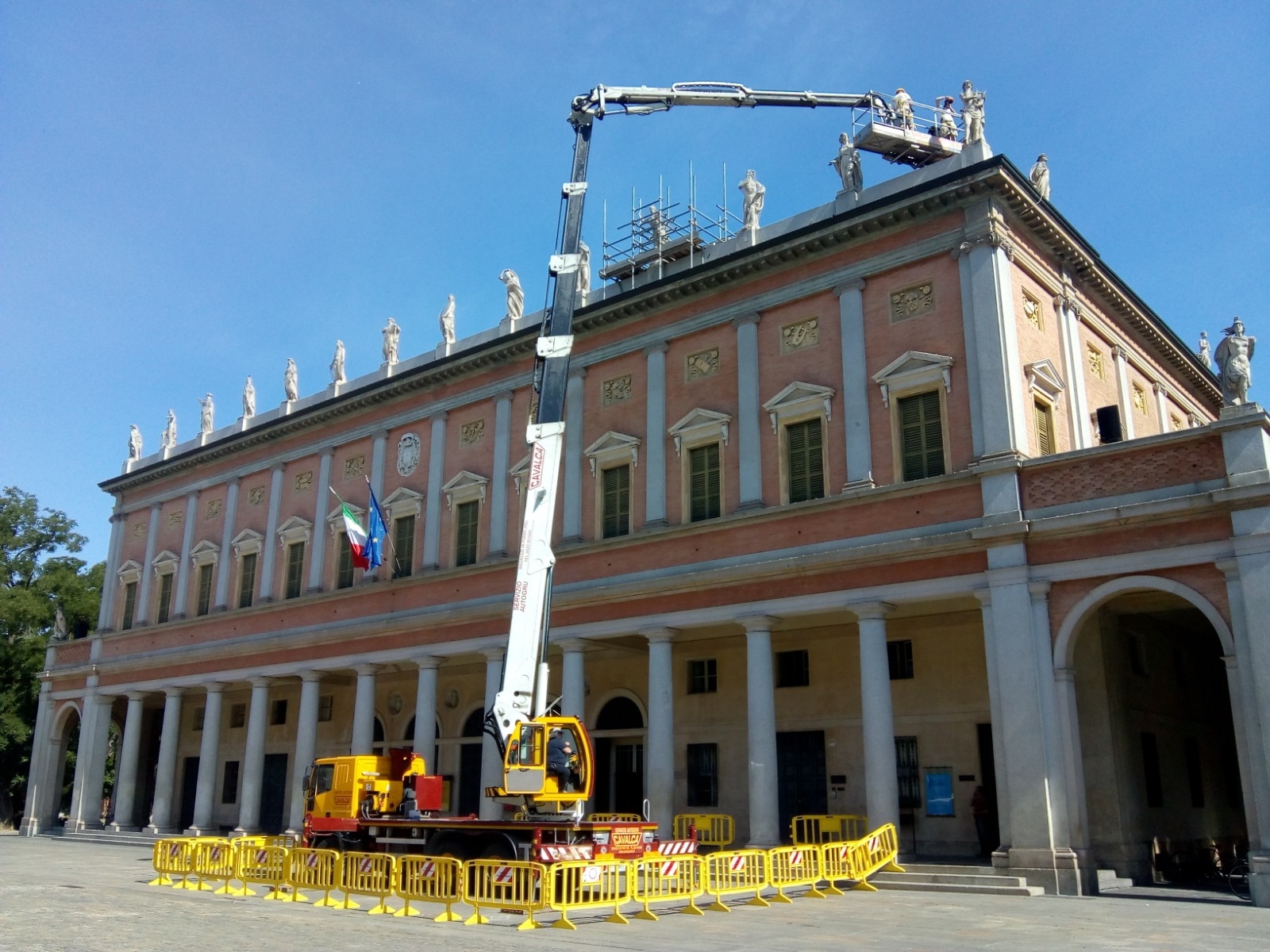 teatro valli lavori statue reggio emilia 3 6 2020 (1)