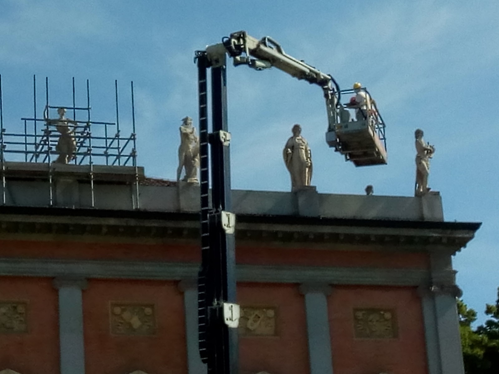 teatro valli lavori statue reggio emilia 3 6 2020 (2)