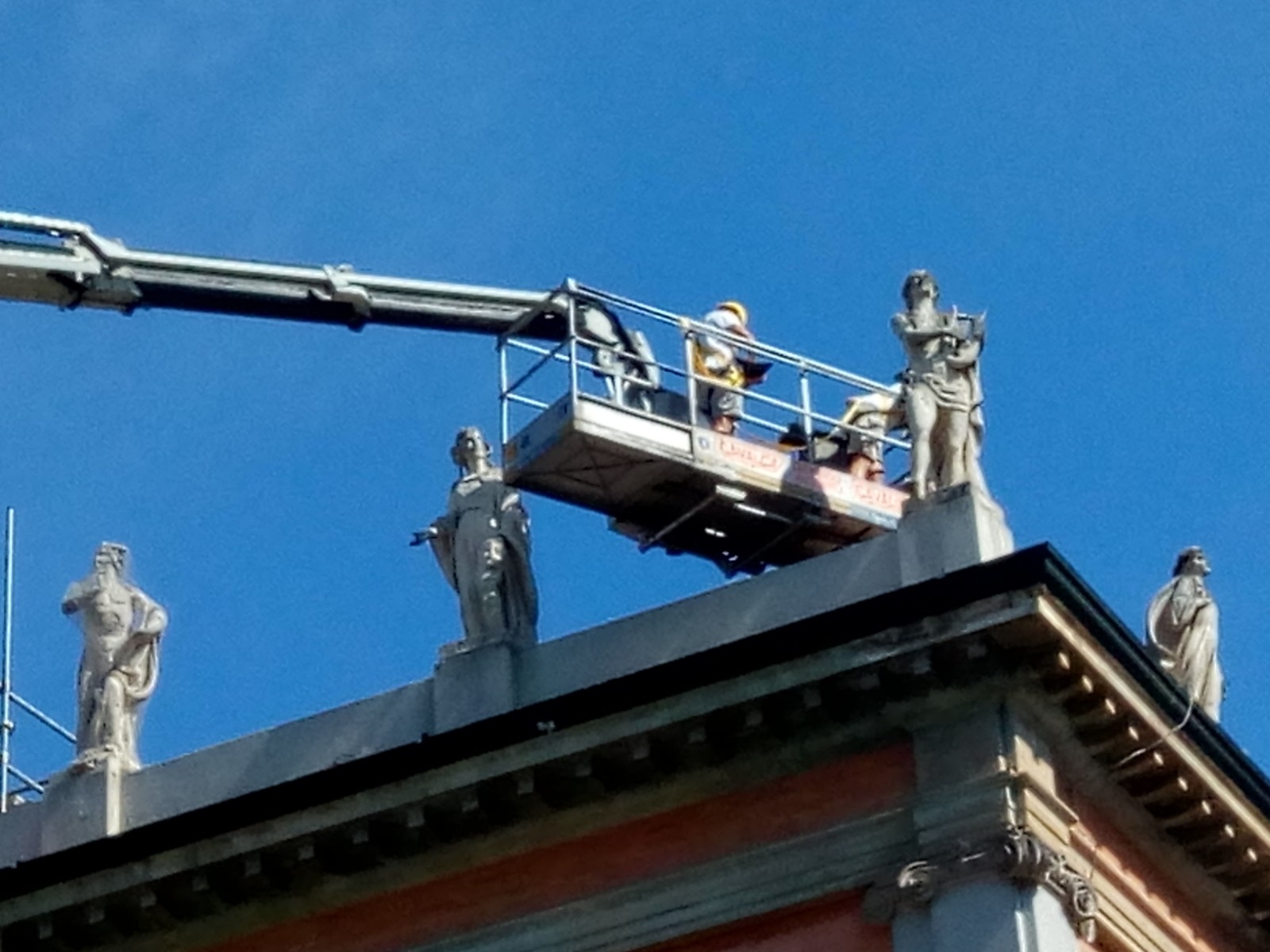 teatro valli lavori statue reggio emilia 3 6 2020 (3)