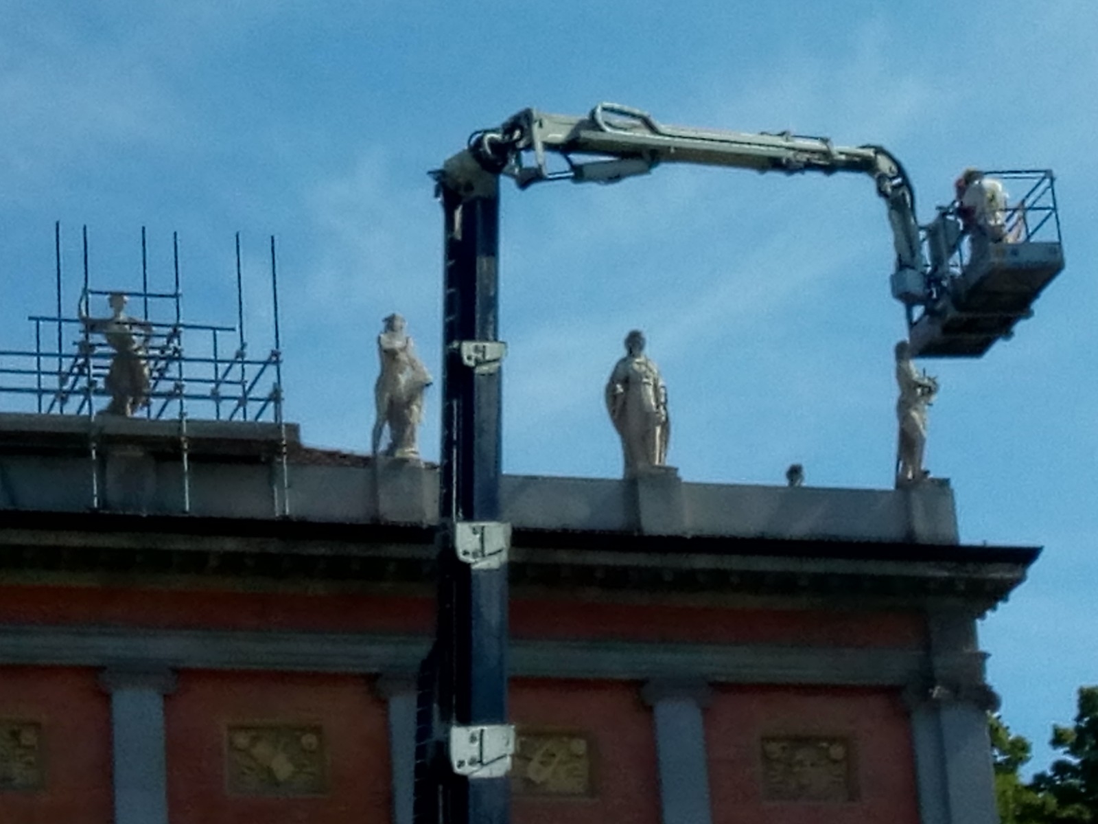 teatro valli lavori statue reggio emilia 3 6 2020 (4)