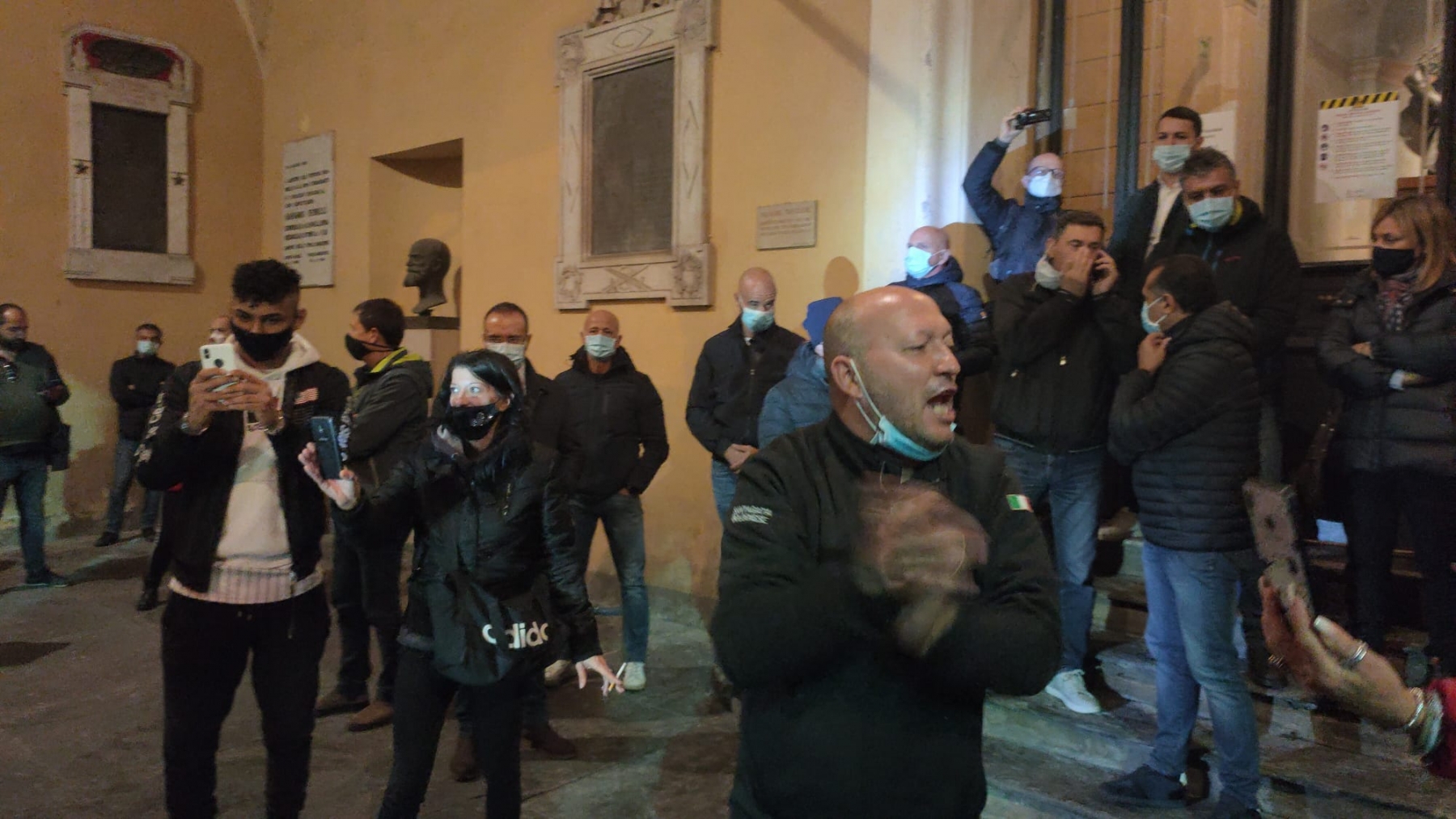 manifestazione dpcm covid reggio emilia tensione (1)