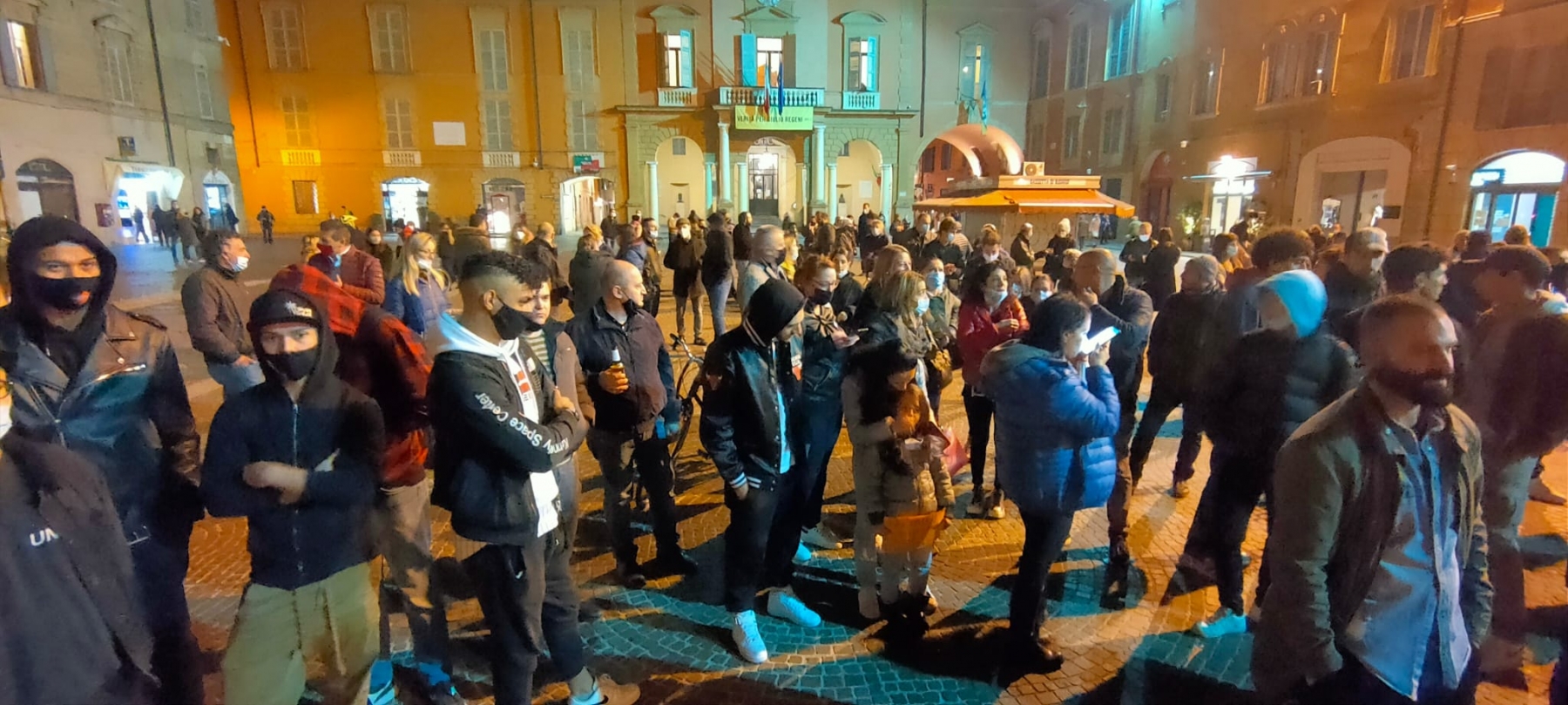 manifestazione dpcm covid reggio emilia tensione (7)