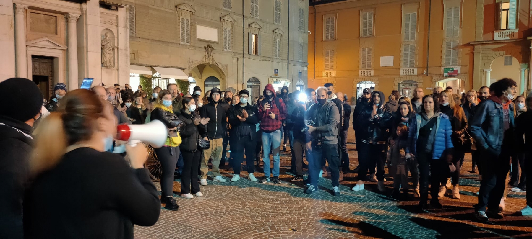 manifestazione dpcm covid reggio emilia tensione (8)