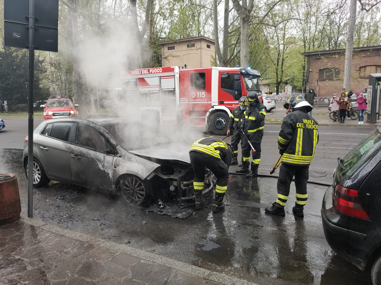 incidente reggio emilia auto incendio onda verde 6 4 (3)