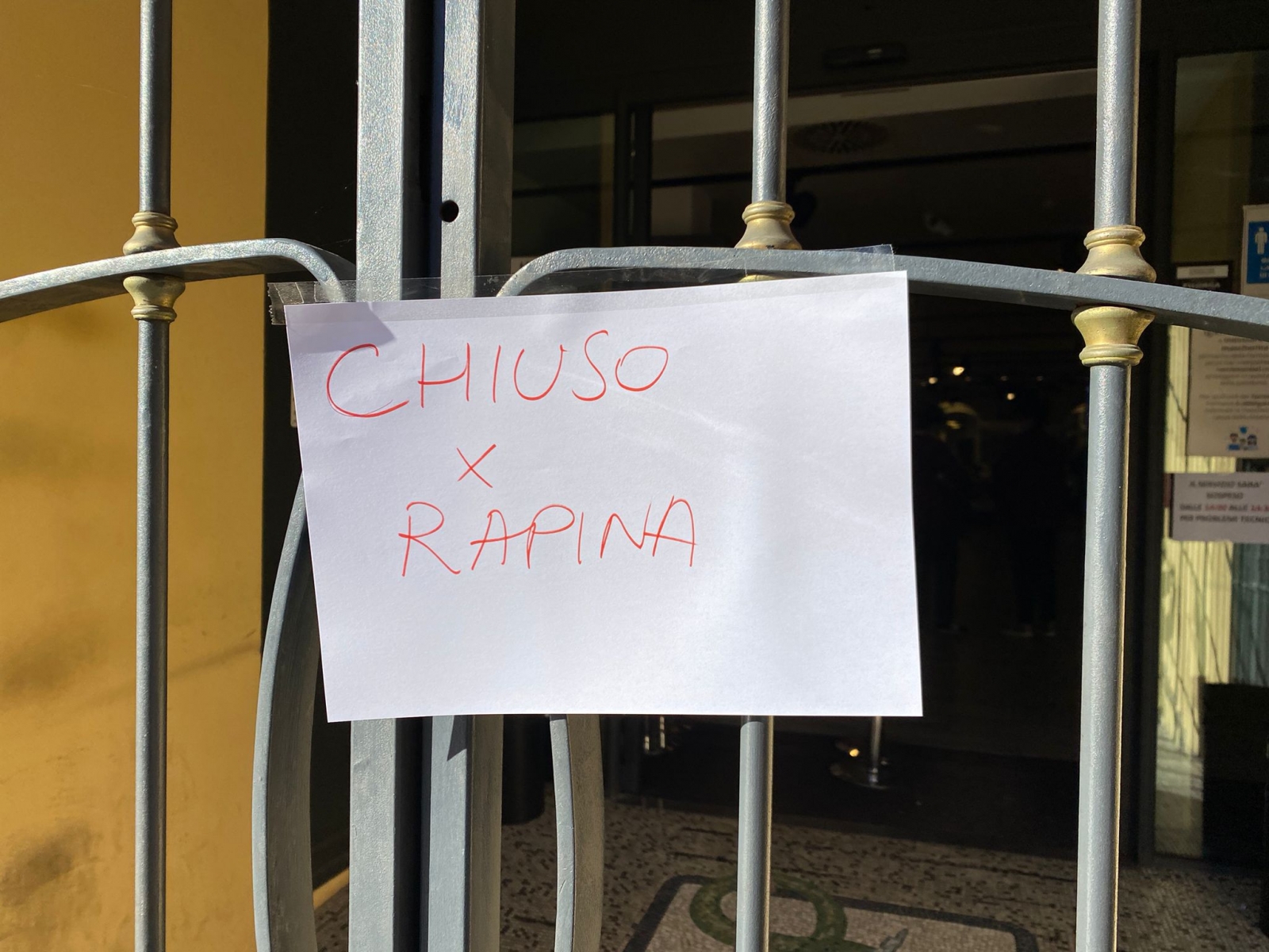 fcr farmacia piazza prampolini reggio emilia rapina polizia 23 11 (1)