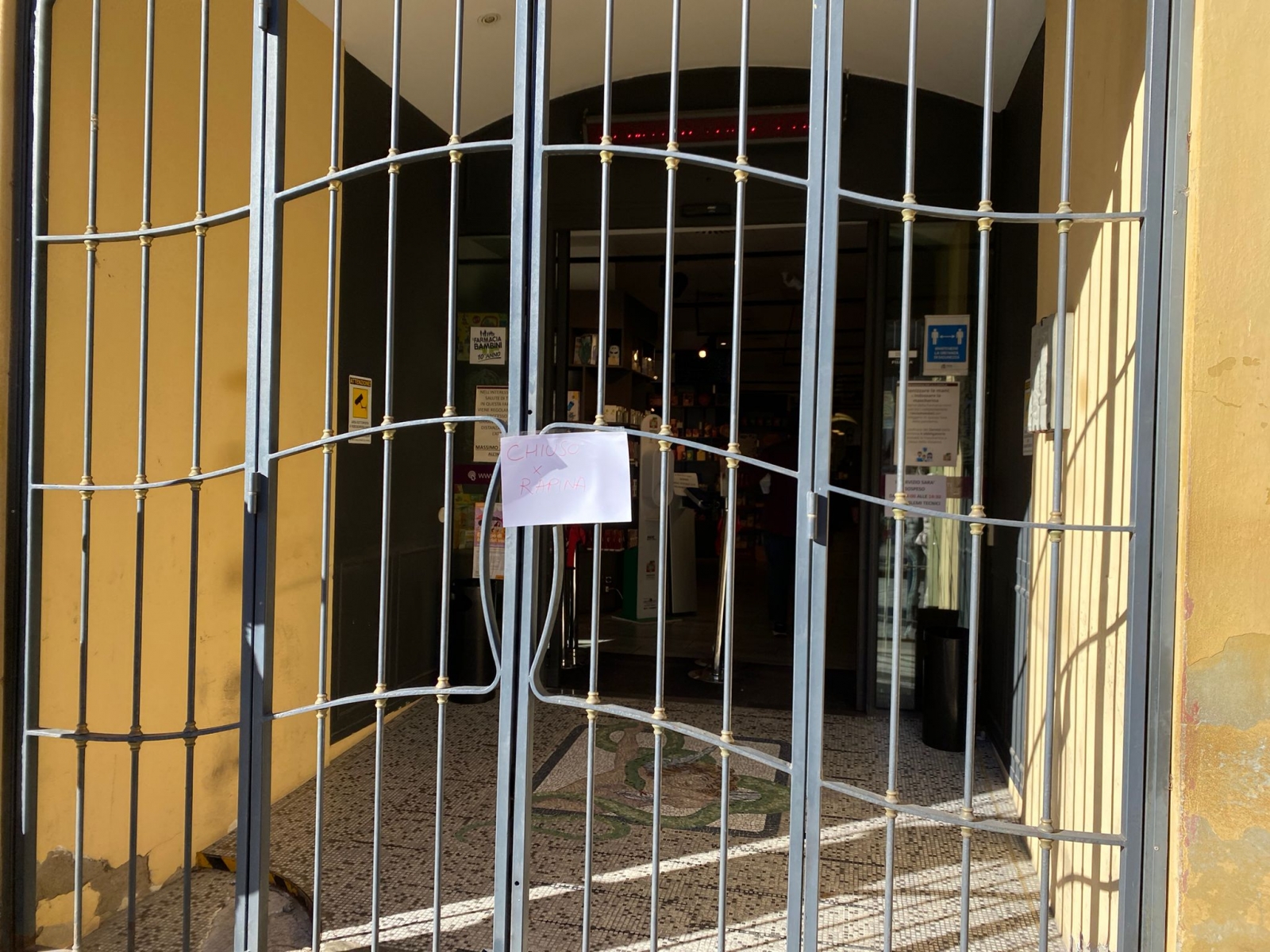 fcr farmacia piazza prampolini reggio emilia rapina polizia 23 11 (2)