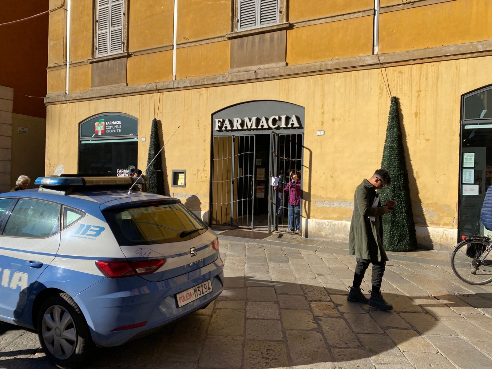 fcr farmacia piazza prampolini reggio emilia rapina polizia 23 11 (3)